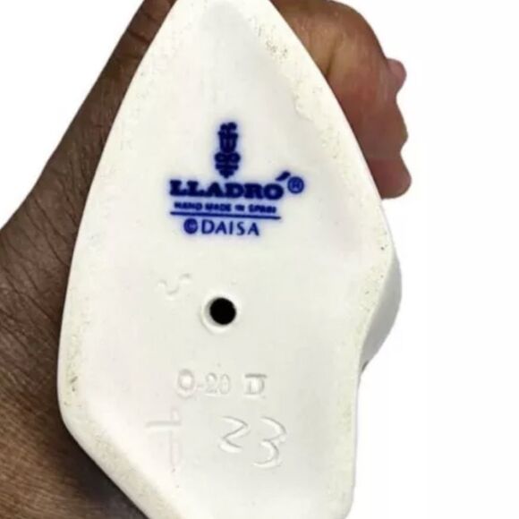 Lladro Girl Kissing Figurine #4873 7.5” Retired 1974–1997 Love Romance EUC - Picture 3 of 5
